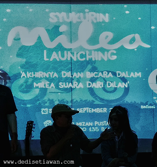 Pidi Baiq dan Vanesha Prescilla saat launching novel "Milea Suara dari Dilan", Sabtu (17/9), di Bandung